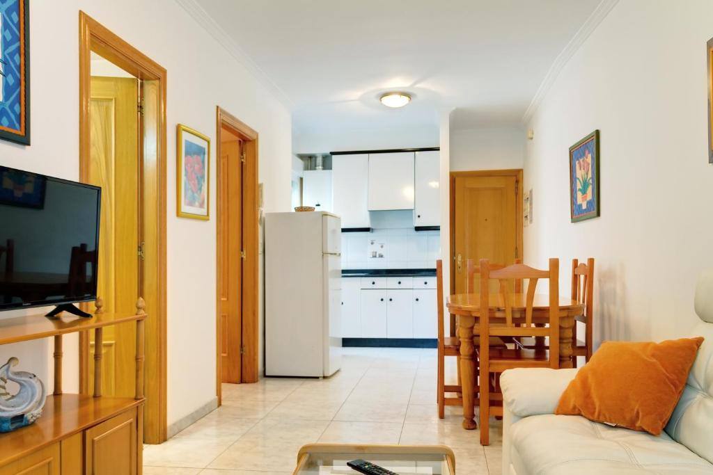 a living room with a couch and a kitchen at Duerming Bolera Pico in Portonovo