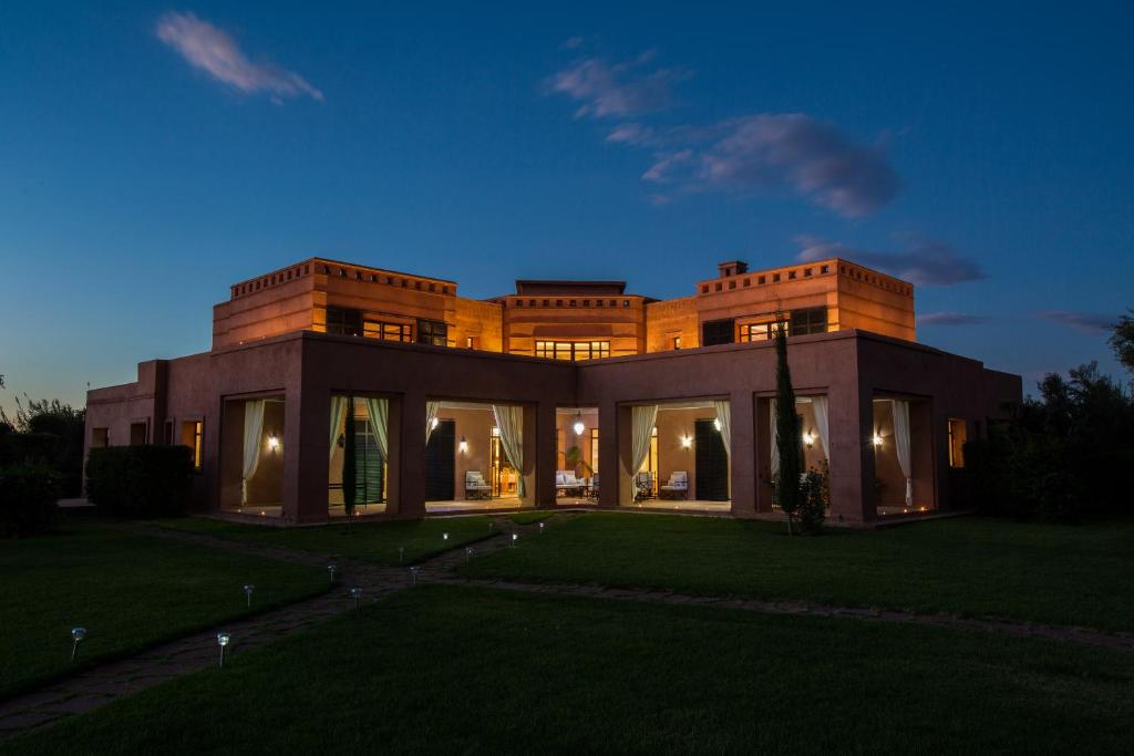 duży dom w nocy z włączonymi światłami w obiekcie Villa Koutoubia w Marakeszu