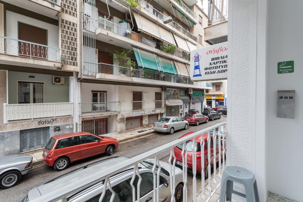 widok z balkonu samochodów zaparkowanych na ulicy w obiekcie Athens Home 2 w Atenach