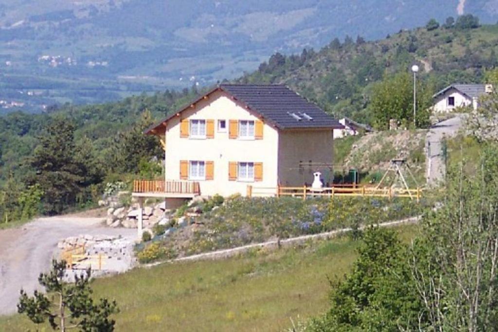 una casa al lado de una colina en Gite les Myosotis en Saint-Jean-Saint-Nicolas