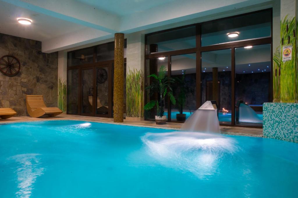 בריכת השחייה שנמצאת ב-Hotel Karino Spa או באזור