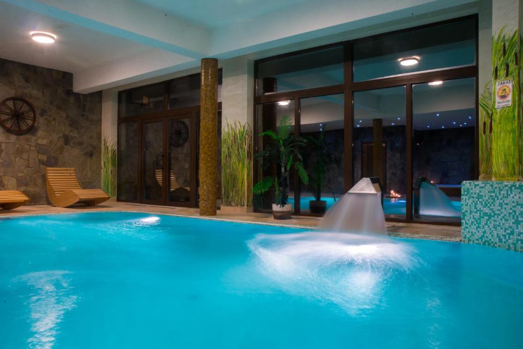 basen w domu z delfinem w wodzie w obiekcie Hotel Karino Spa w Polańczyku
