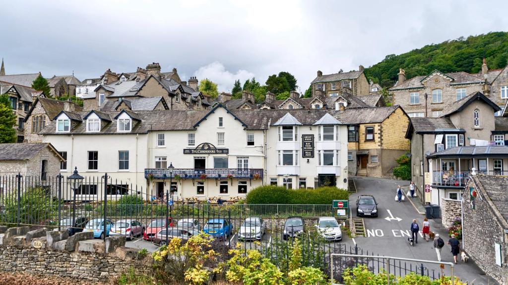 una ciudad con coches estacionados en un estacionamiento en The Commodore Inn, en Grange-over-Sands