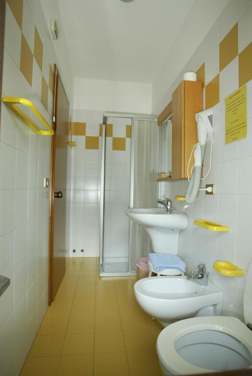 Koupelna v ubytování Albergo Garni Barancio