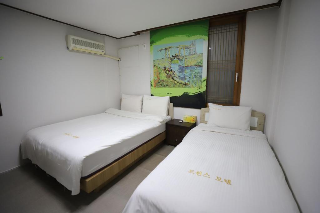 Postel nebo postele na pokoji v ubytování Twins Hotel