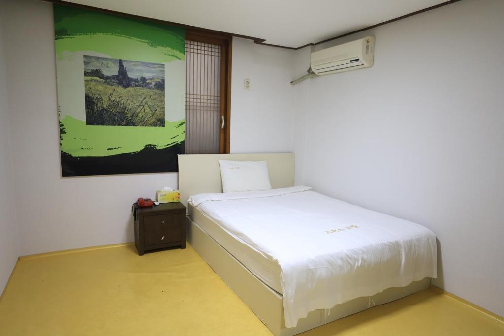 Postel nebo postele na pokoji v ubytování Twins Hotel