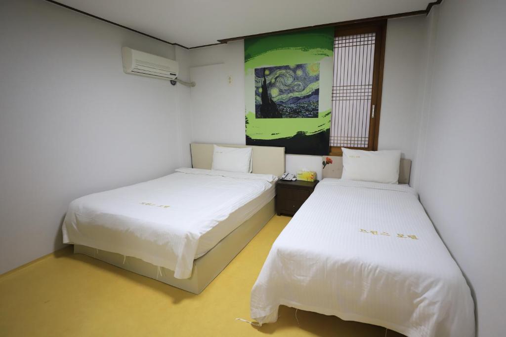 Postel nebo postele na pokoji v ubytování Twins Hotel