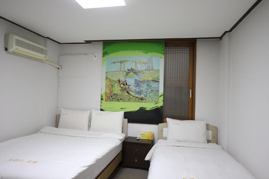 Postel nebo postele na pokoji v ubytování Twins Hotel
