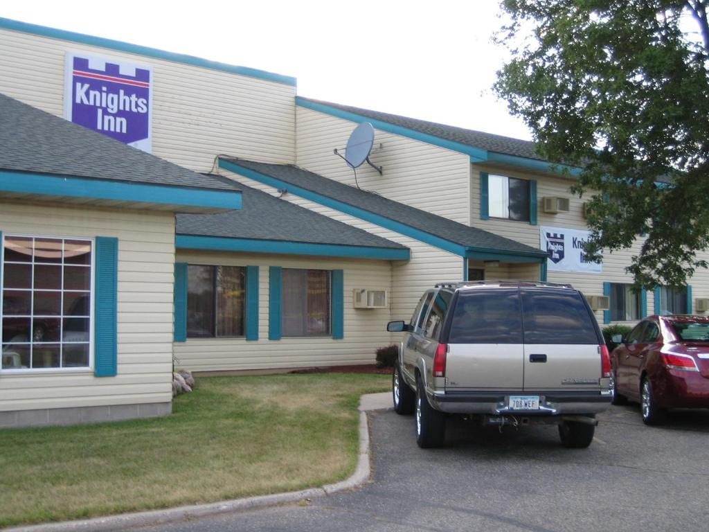 a white truck parked in front of a building at Knights Inn Litchfield in Litchfield