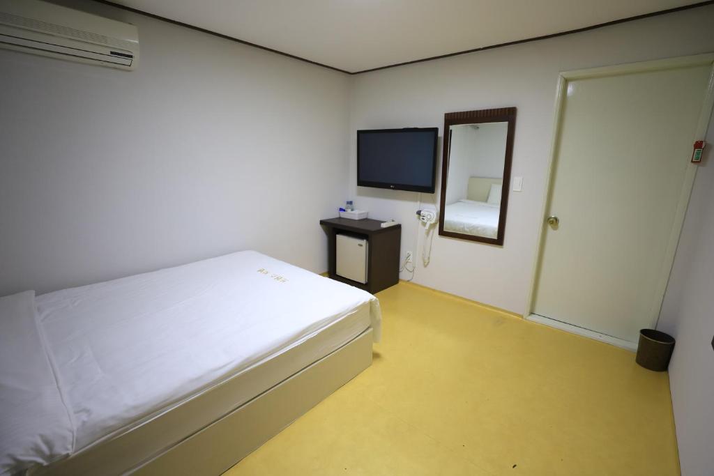 Postel nebo postele na pokoji v ubytování Twins Hotel