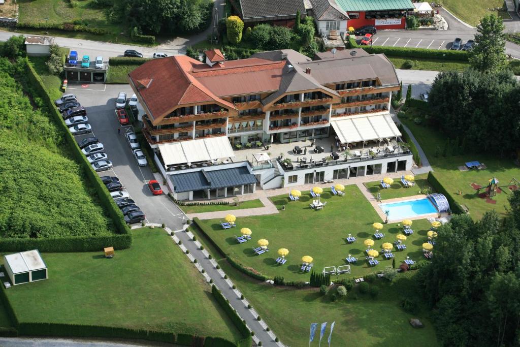 une vue aérienne sur un hôtel avec une grande cour dans l'établissement Dei Hotel Schönblick, à Velden am Wörther See