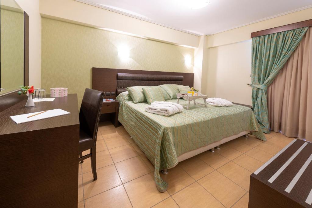 Postel nebo postele na pokoji v ubytování Thermios Apollon