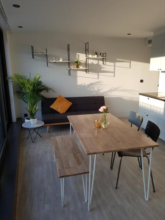 een woonkamer met een tafel en een bank bij Homey - Kortrijk in Kortrijk