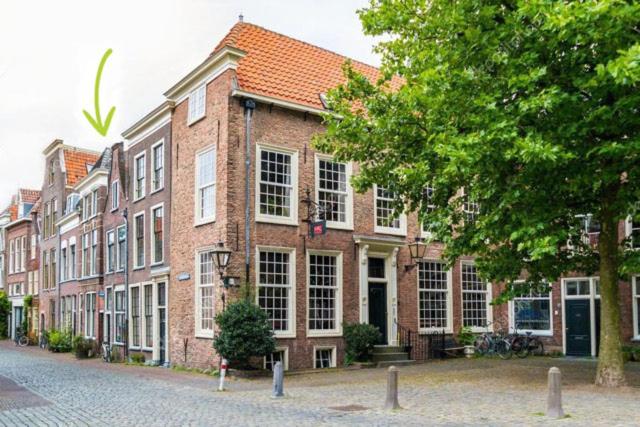 a row of brick buildings on a street at De Pelgrimsplaats in Leiden