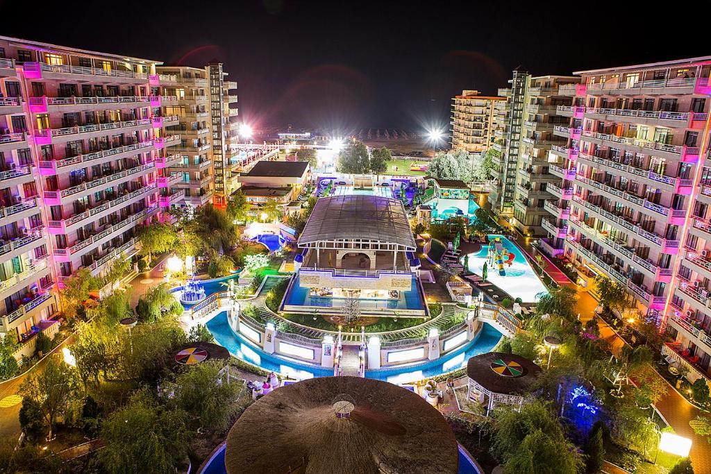 een luchtzicht op een stad 's nachts met gebouwen bij Phoenicia Holiday Resort in Mamaia Nord – Năvodari