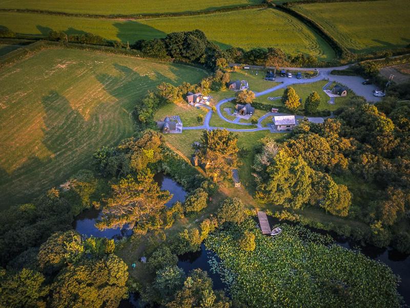 una vista aerea su un parco con alberi e acqua di Trecombe Lakes a Falmouth