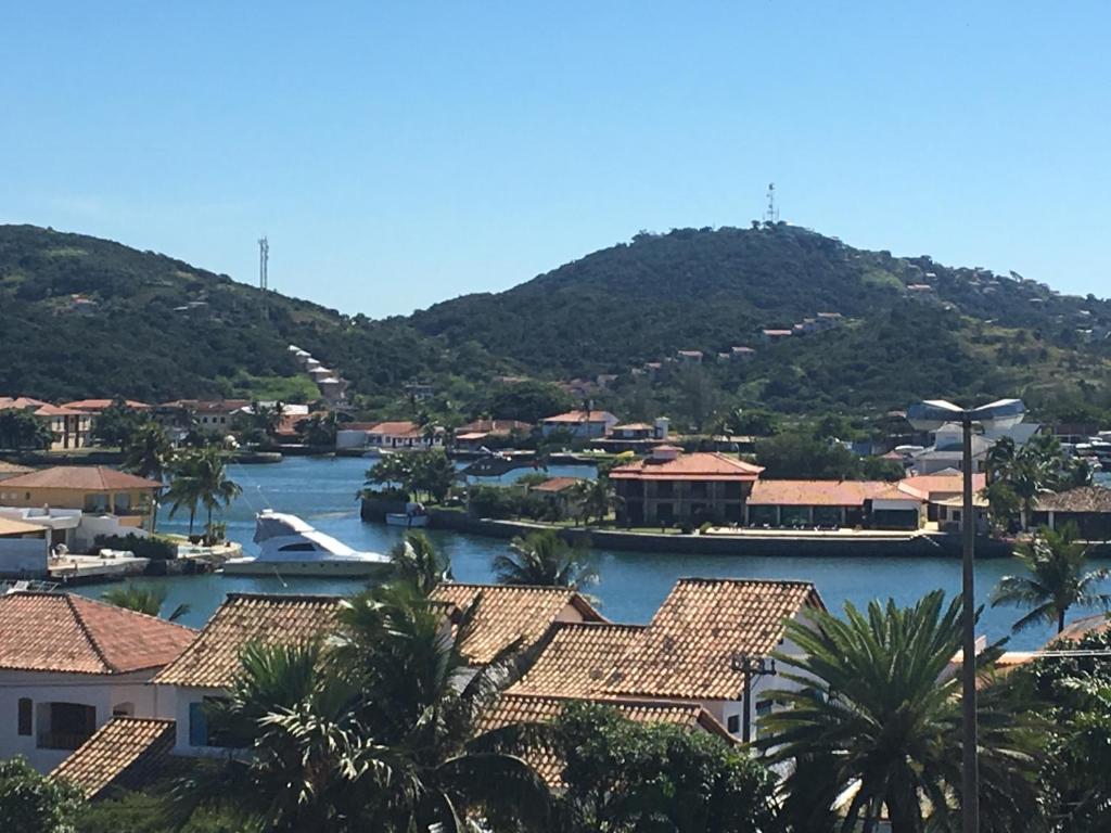 vistas a un río con casas y montañas en COSTA DO SOL, en Cabo Frío