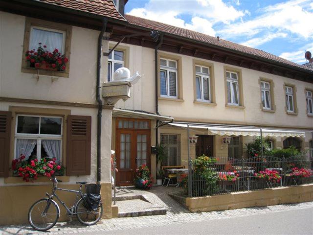 una bicicleta estacionada frente a una casa en Gasthaus zur Schnecke Kandern en Kandern