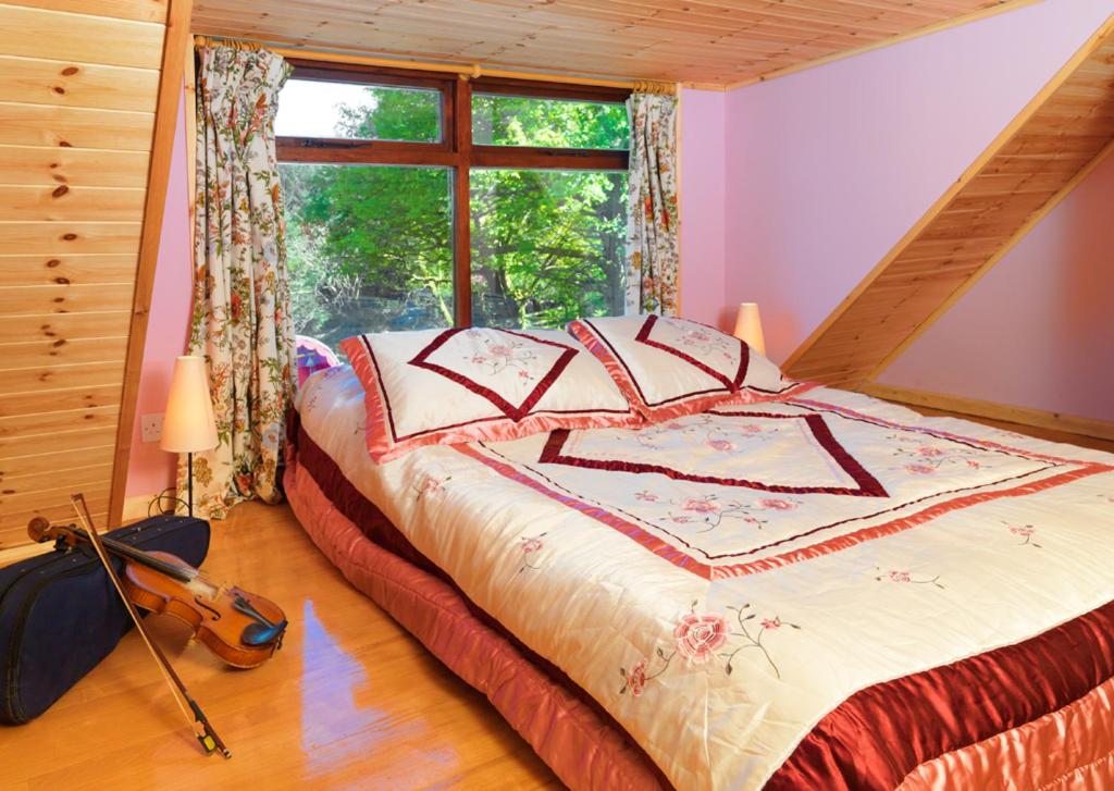 Postel nebo postele na pokoji v ubytování Meadowsweet Forest Lodge
