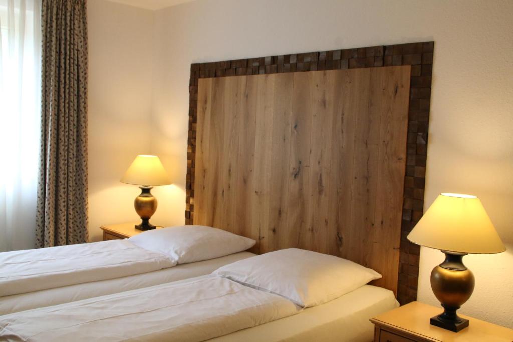 ein Schlafzimmer mit 2 Betten und 2 Lampen an Tischen in der Unterkunft Gästehaus Bavaria in Regensburg
