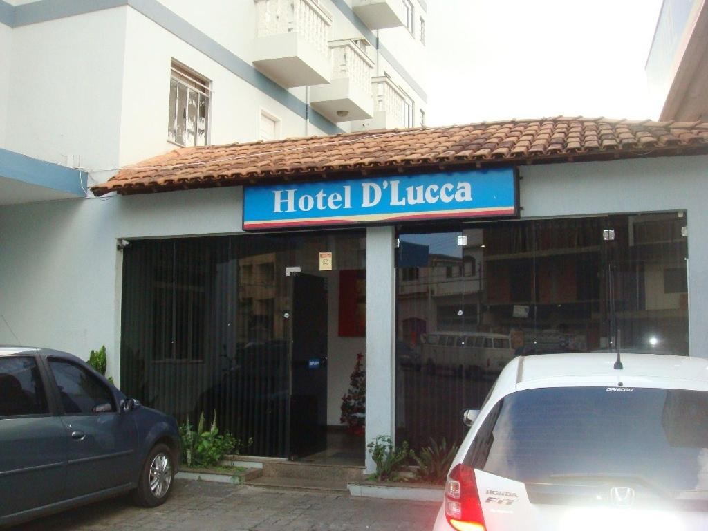 a hotel luzico sign in front of a building at HOTEL D' LUCCA in Ubá