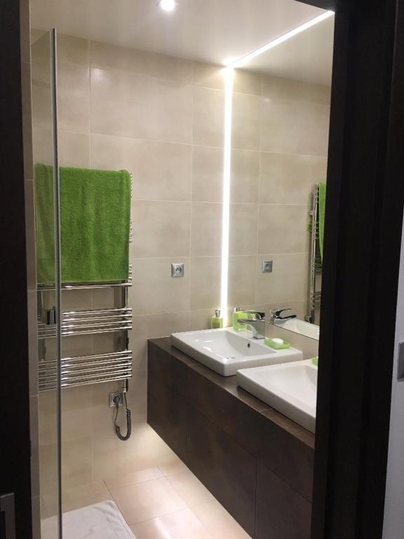łazienka z umywalką i dużym lustrem w obiekcie HARMONY Apartment w Jańskich Łaźniach