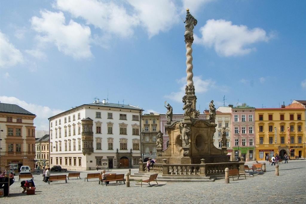 posąg na środku placu z fontanną w obiekcie Apartmán Dolní náměstí w Ołomuńcu
