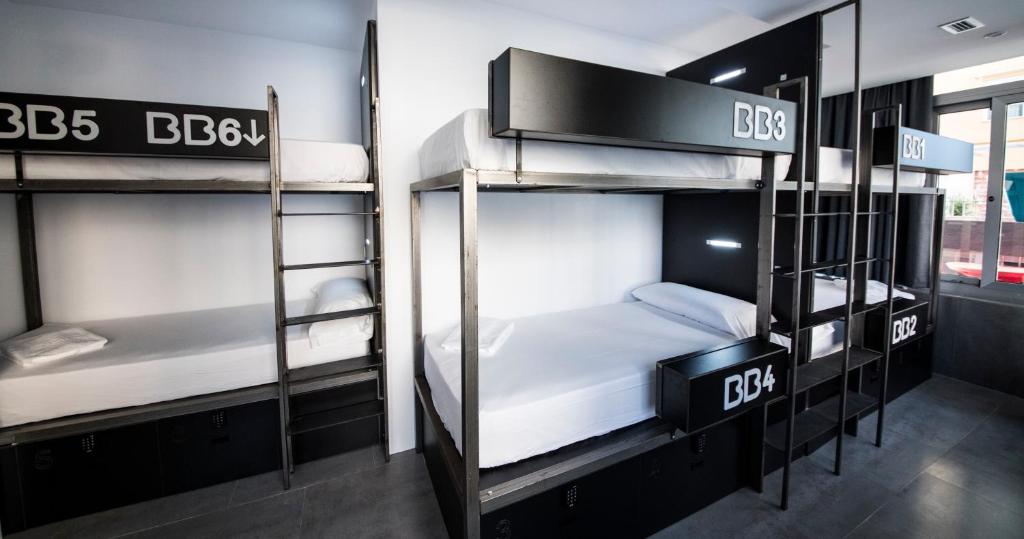 Postel nebo postele na pokoji v ubytování Bea Beach Hostel