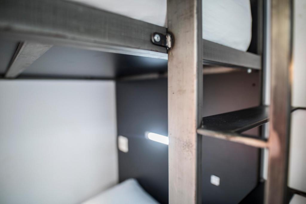 Palanda nebo palandy na pokoji v ubytování Bea Beach Hostel