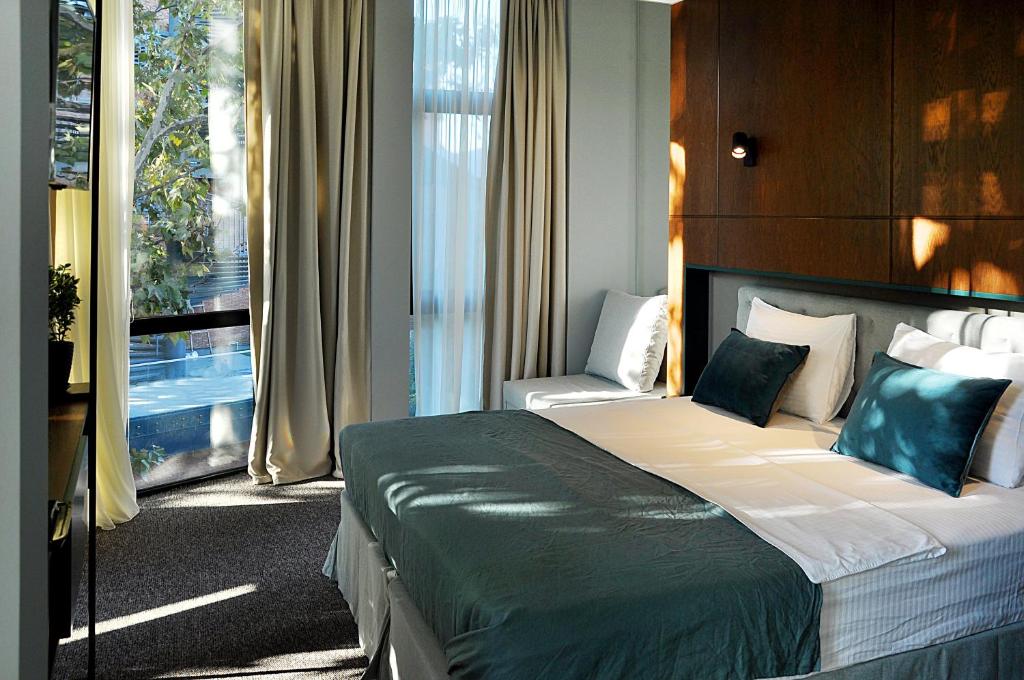 Postel nebo postele na pokoji v ubytování River View Hotel Tbilisi