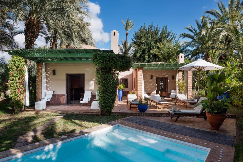 uma villa com uma piscina e uma casa em Dar Zemora em Marraquexe
