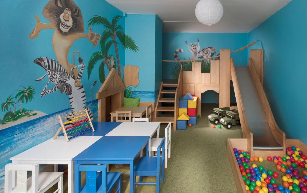 Dětský klub v ubytování Pinia Hotel & Resort