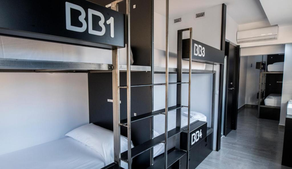 Postel nebo postele na pokoji v ubytování Bea Beach Hostel