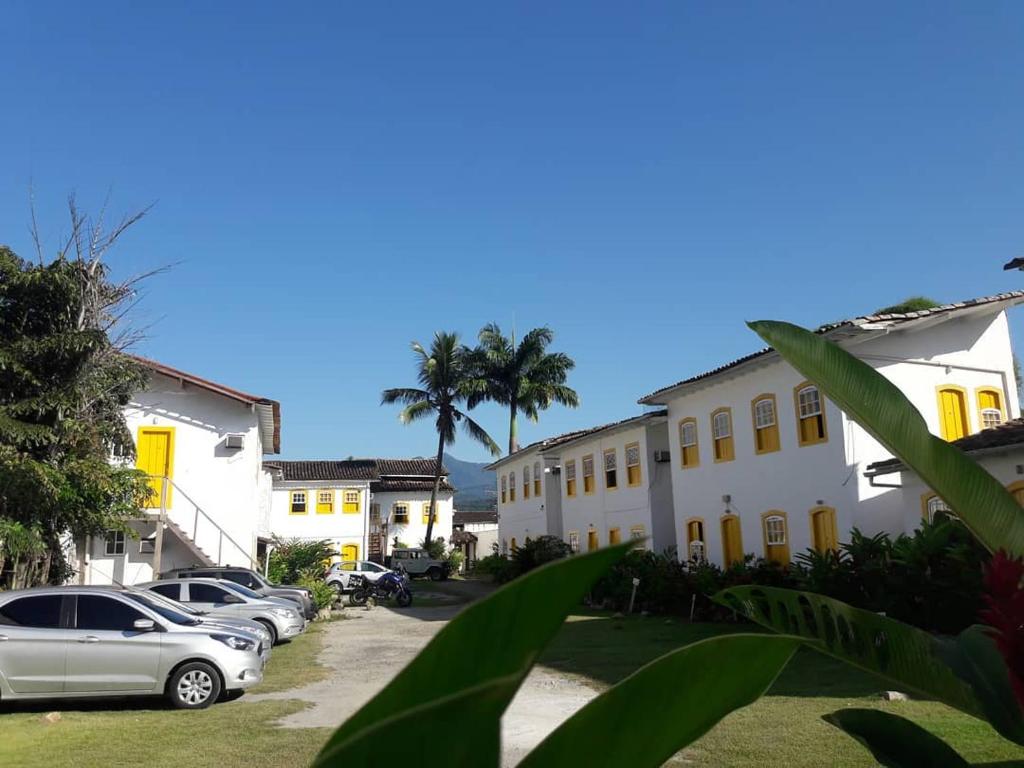 uma fila de edifícios com carros estacionados numa garagem em Pousada Fortaleza em Paraty