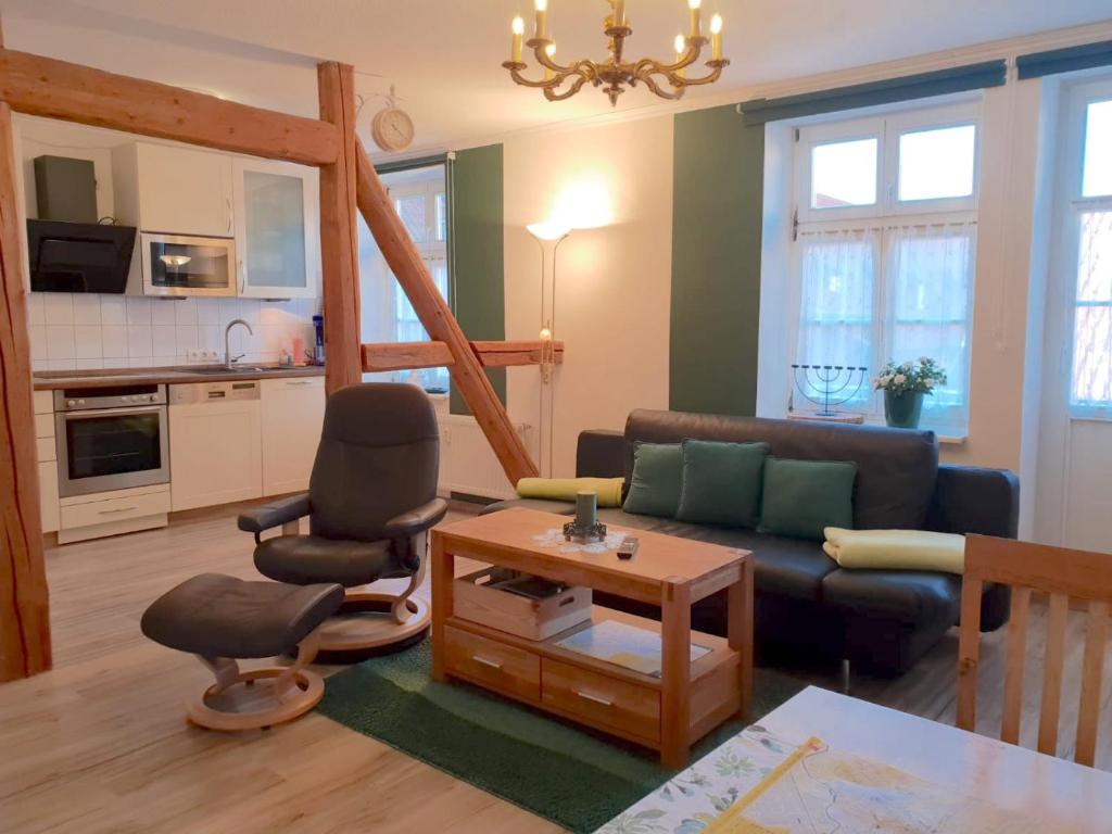 uma sala de estar com um sofá e uma mesa em Ferienwohnung "Mia" em Quedlinburg