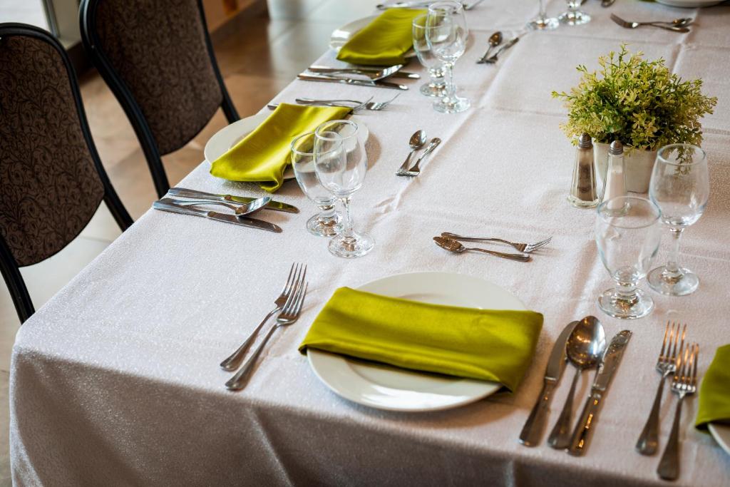 Restaurace v ubytování C Hotel Neve Ilan