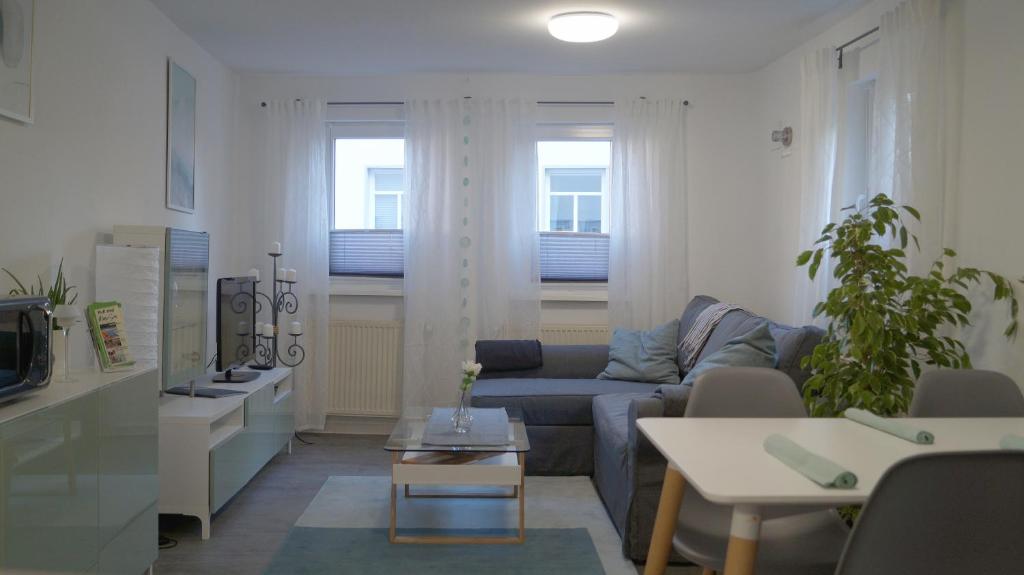een woonkamer met een bank en een tafel bij Ferienwohnung Frieda in Hungen