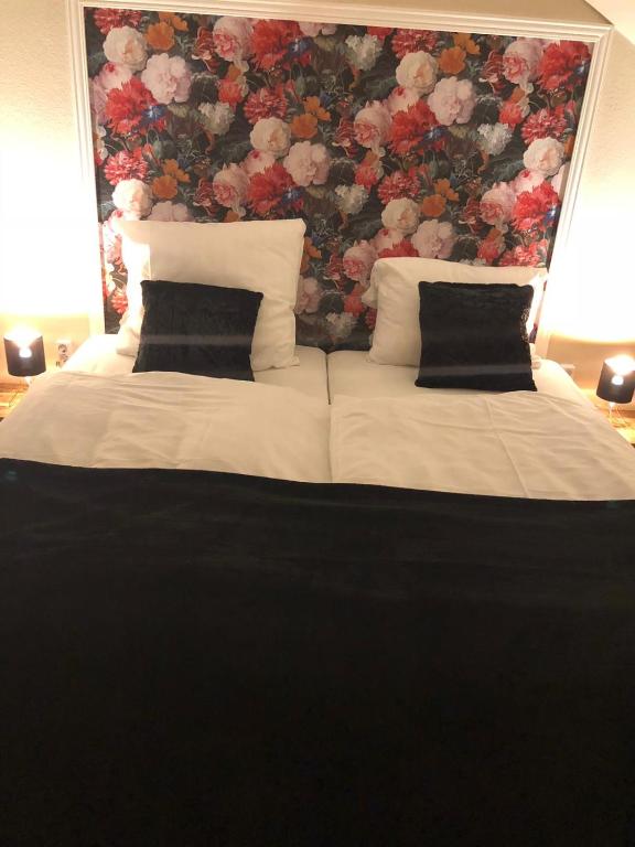 Hotel Athen Kelsterbach Frankfurt Airportにあるベッド