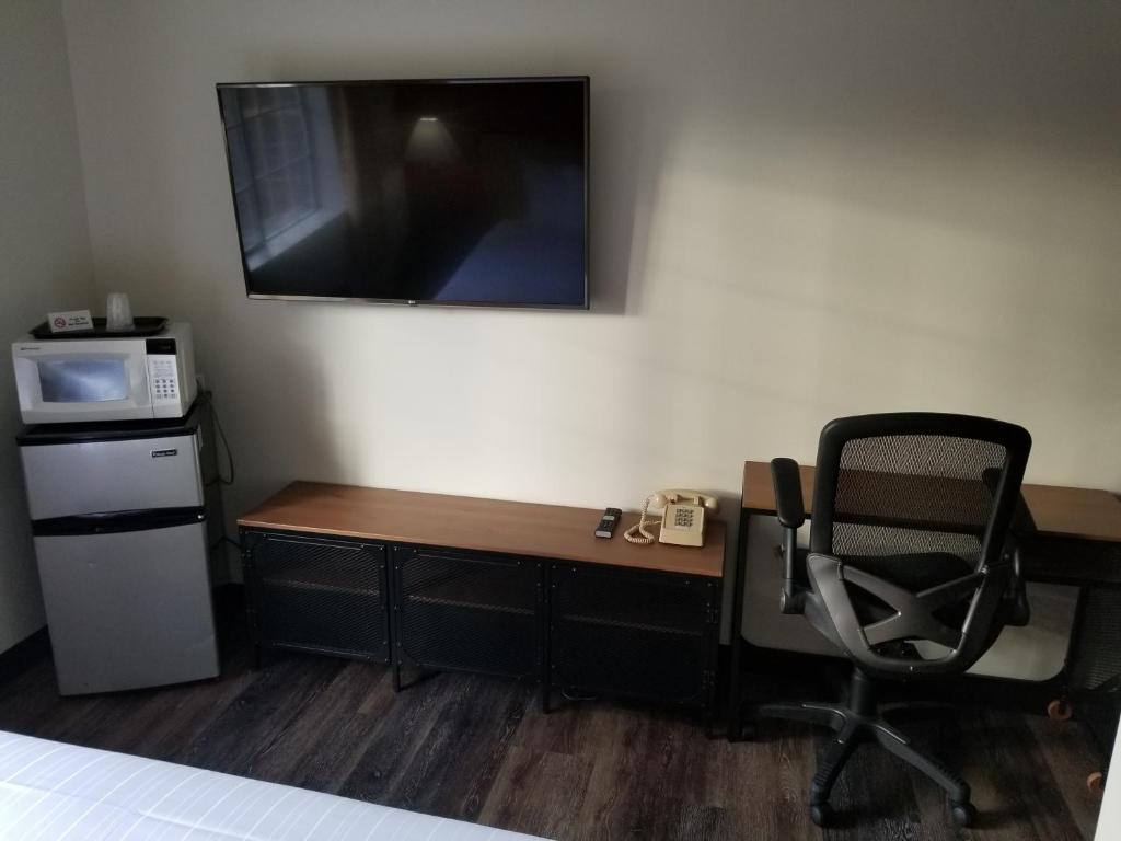 TV a/nebo společenská místnost v ubytování Best Lynnwood Inn