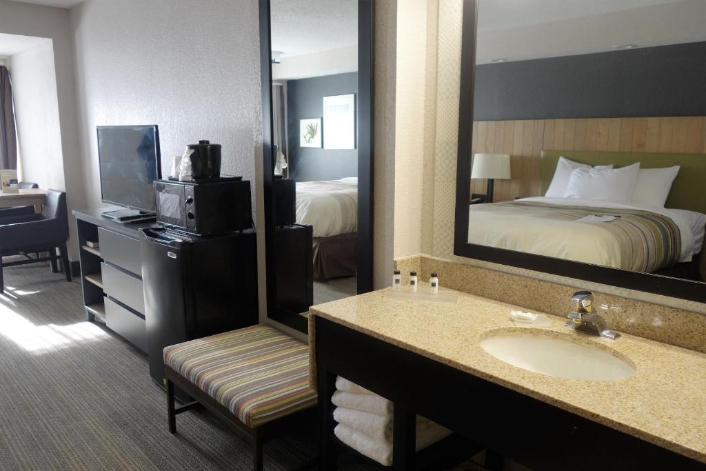 Country Inn & Suites by Radisson, Pigeon Forge South, TN - Premium King Room With Balcony And River View - Non-Smoking