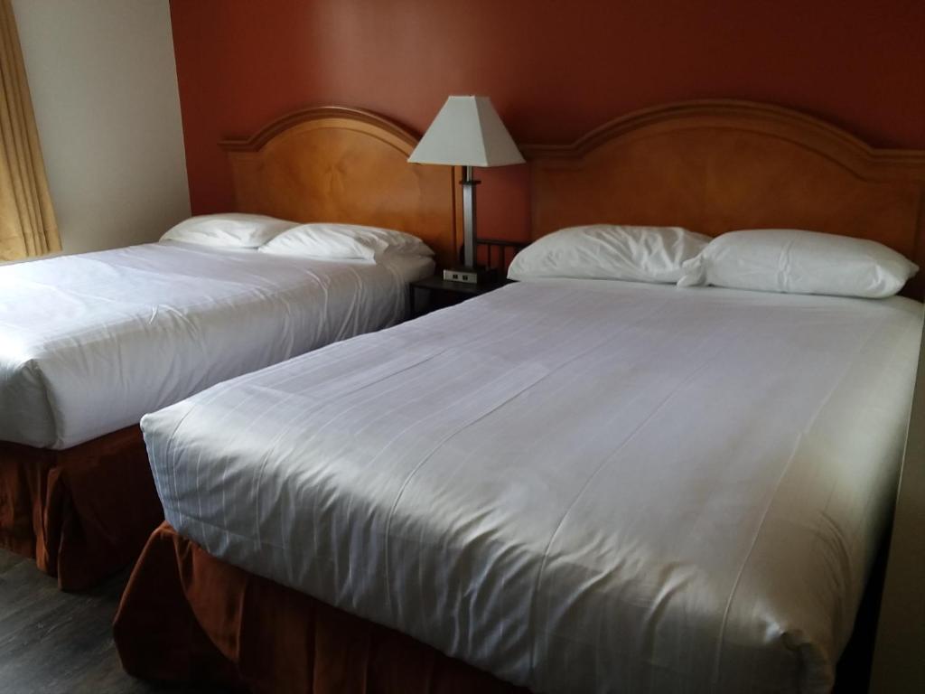 Postel nebo postele na pokoji v ubytování Best Lynnwood Inn