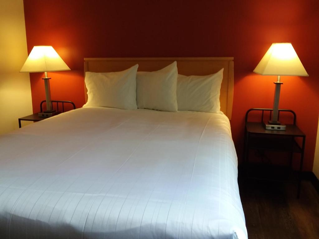 Postel nebo postele na pokoji v ubytování Best Lynnwood Inn