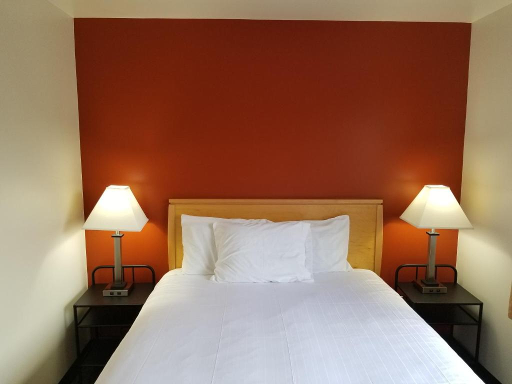 Postel nebo postele na pokoji v ubytování Best Lynnwood Inn