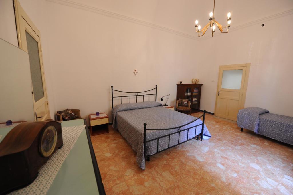 A bed or beds in a room at La casa in piazza