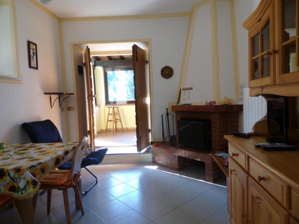 Televízia a/alebo spoločenská miestnosť v ubytovaní Casa Vacanze Santa Cristina