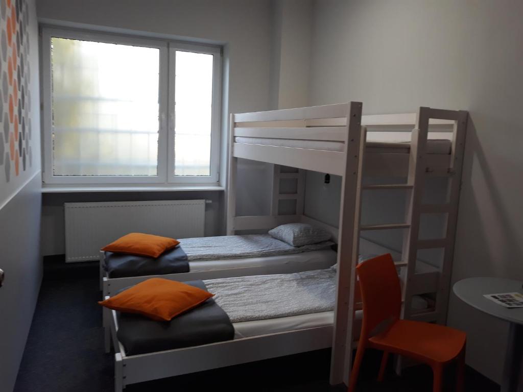 2 literas en una habitación con ventana en Hostel Sopot Centrum en Sopot