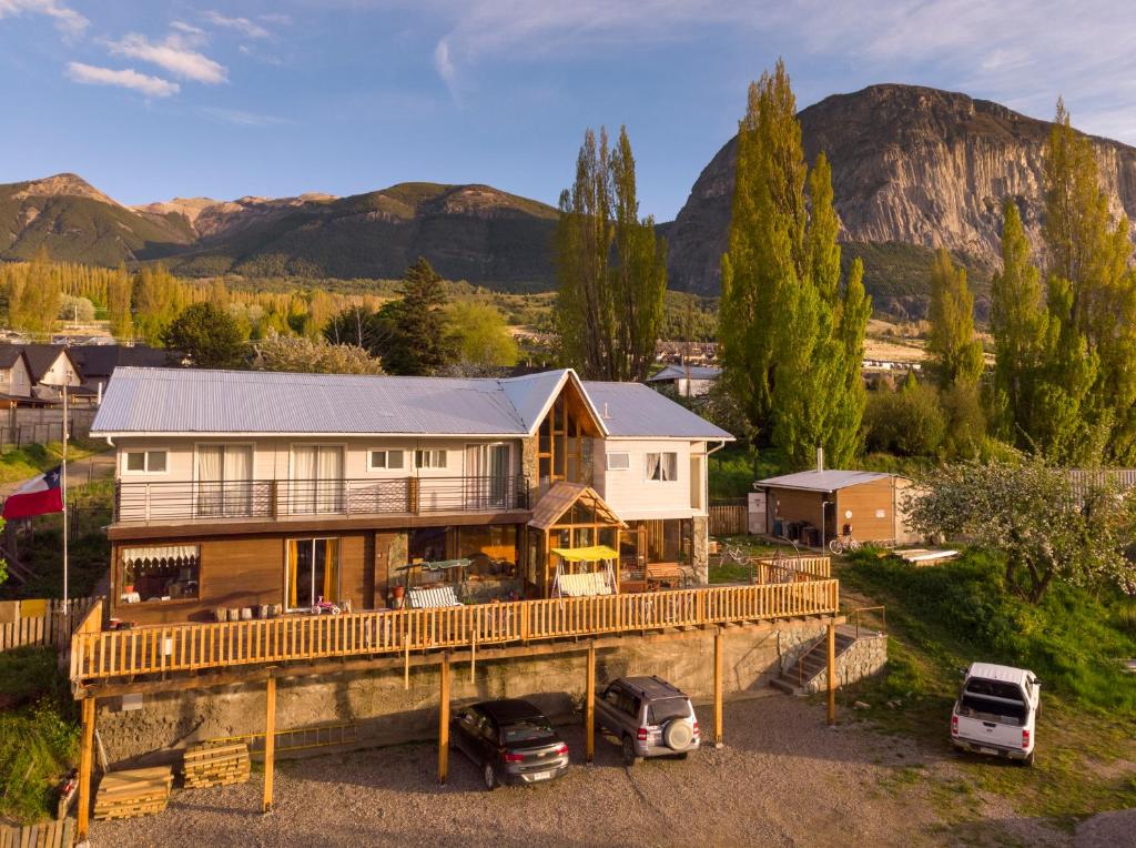 una vista aérea de una casa grande con coches aparcados en Hostal Los Teros, en Coyhaique