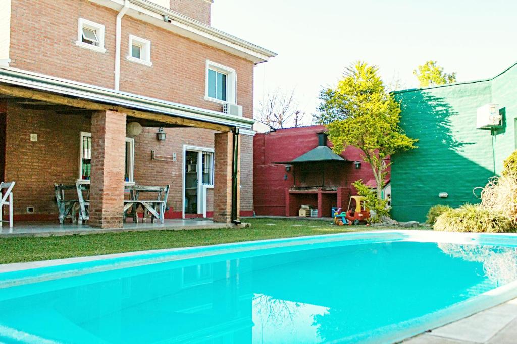 una piscina en un patio junto a una casa en Casa Los Sauces en Yerba Buena