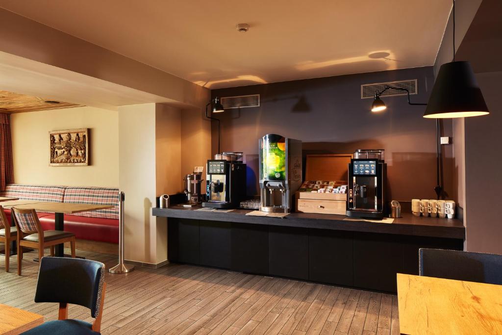 Příslušenství pro přípravu čaje a kávy v ubytování Hôtel Maison Turenne