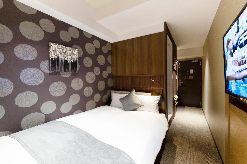 Postel nebo postele na pokoji v ubytování HOTEL HILLARYS Shinsaibashi